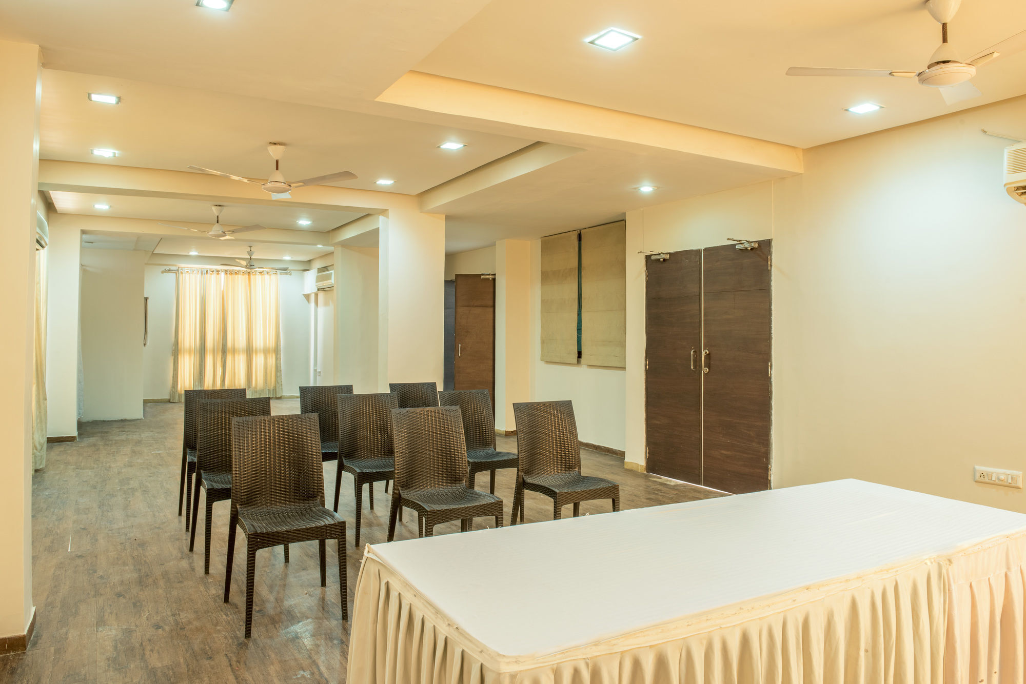 Hotel Treebo Trend Shrimad Residency Ahmedabad Esterno foto