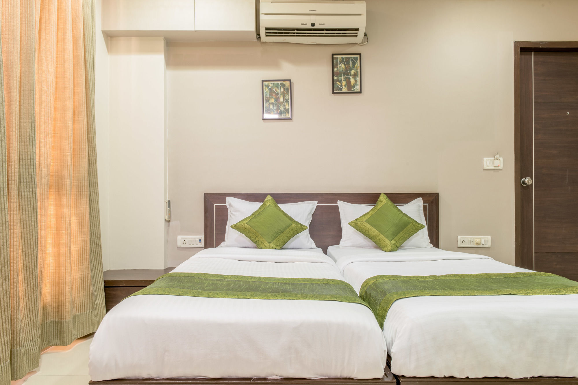 Hotel Treebo Trend Shrimad Residency Ahmedabad Esterno foto