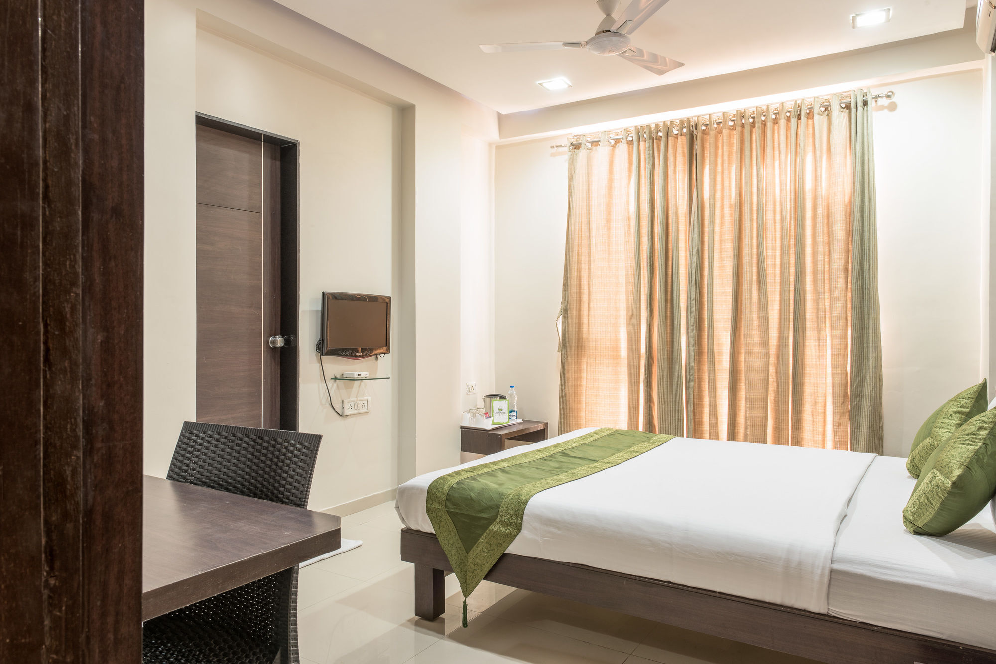 Hotel Treebo Trend Shrimad Residency Ahmedabad Esterno foto