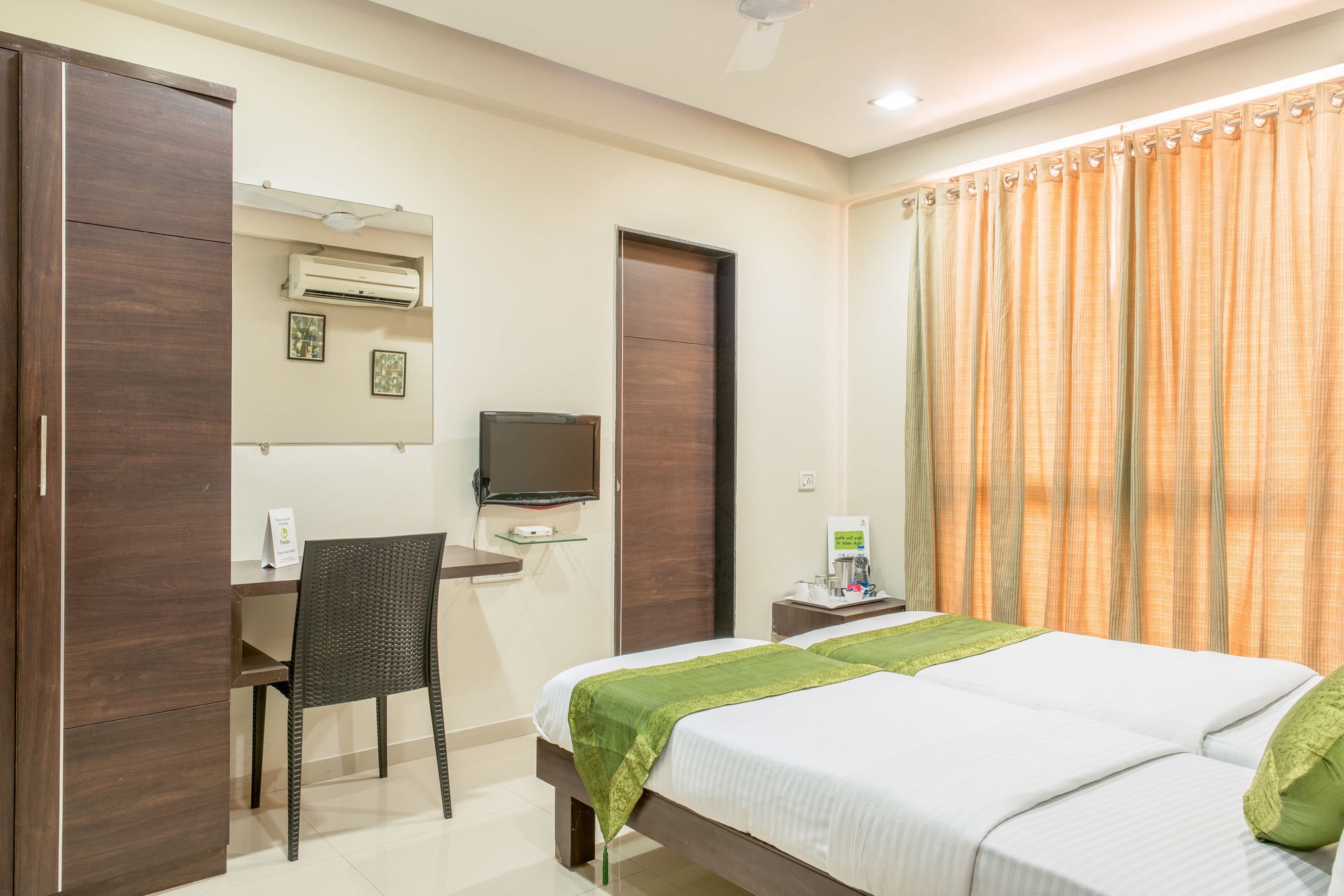 Hotel Treebo Trend Shrimad Residency Ahmedabad Esterno foto