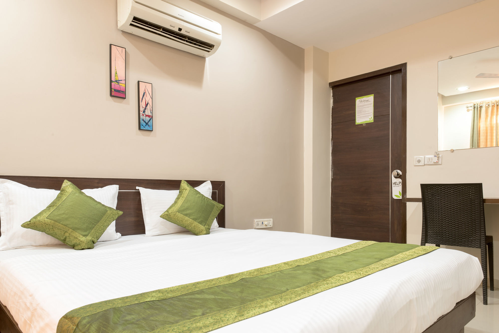 Hotel Treebo Trend Shrimad Residency Ahmedabad Esterno foto