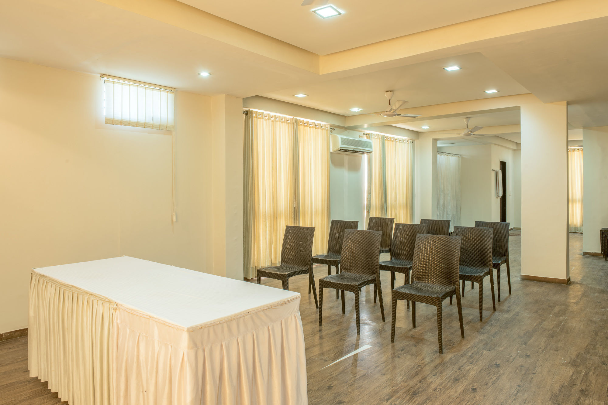 Hotel Treebo Trend Shrimad Residency Ahmedabad Esterno foto